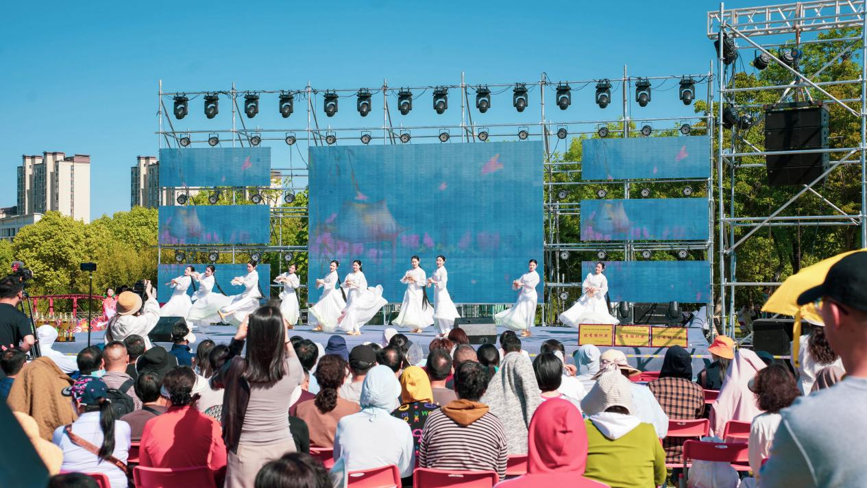 天长市第十五届“民生杯”综合文化站文艺调演吸引众多市民游客观看(罗鑫 摄)