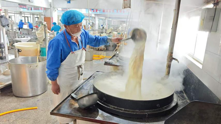 煮浆(曹文健 摄)