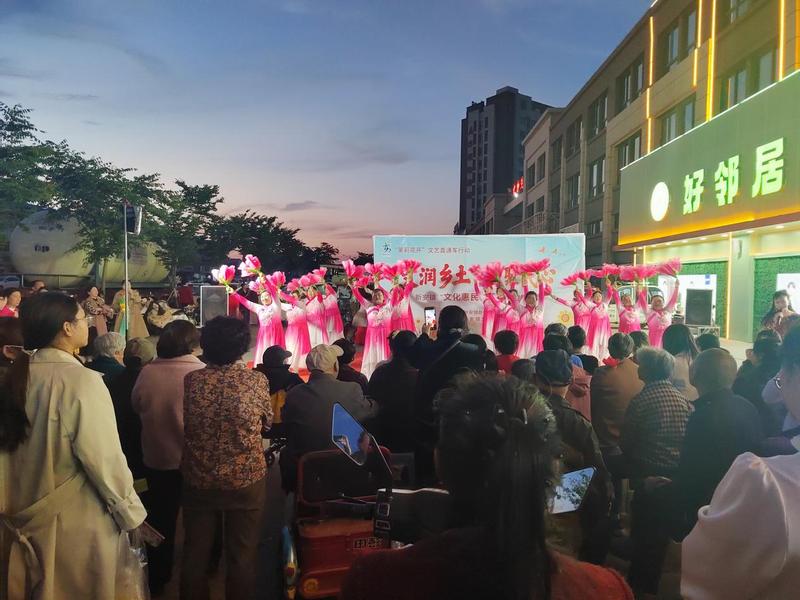 镇郊社区演出现场(朱彦书 摄)