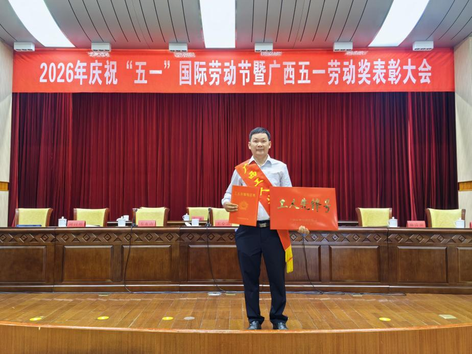 余可松代表机加工组领奖(钟世乐 摄)