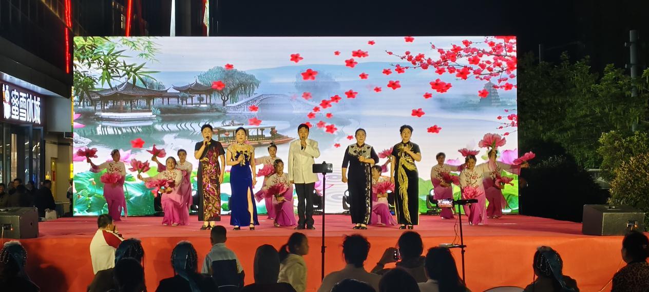 镇北社区恒基广场演出现场(相生年 摄)