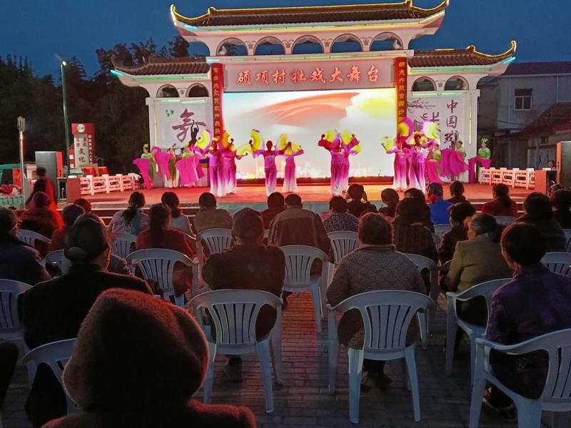 硕项村文艺演出现场(朱彦书 摄)