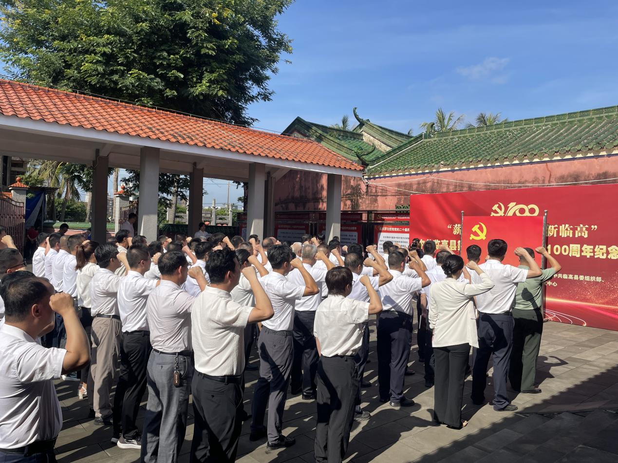 全体党员重温入党誓词(崔海乔 摄)