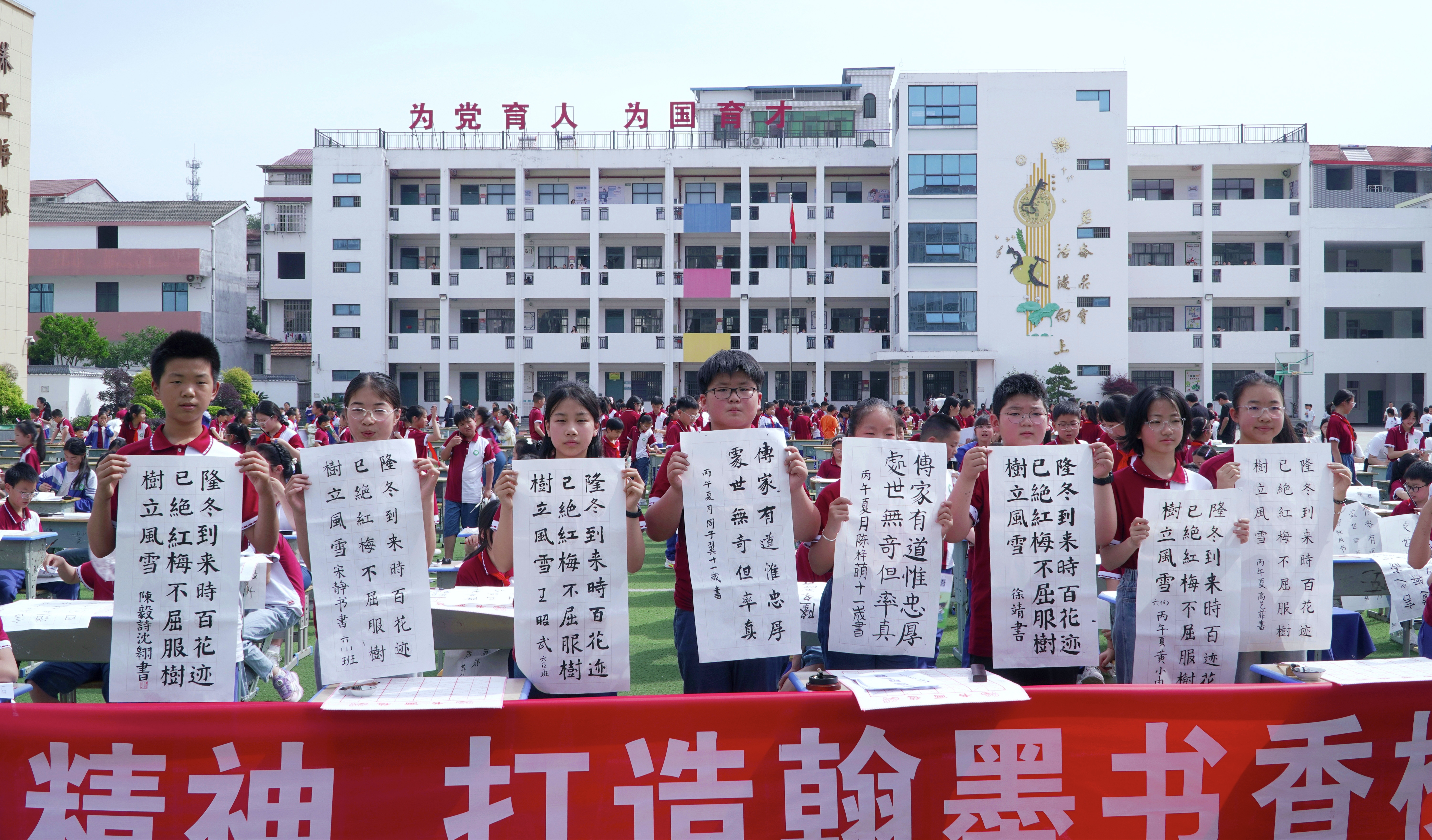 学生现场展示书法作品(王艳 摄)