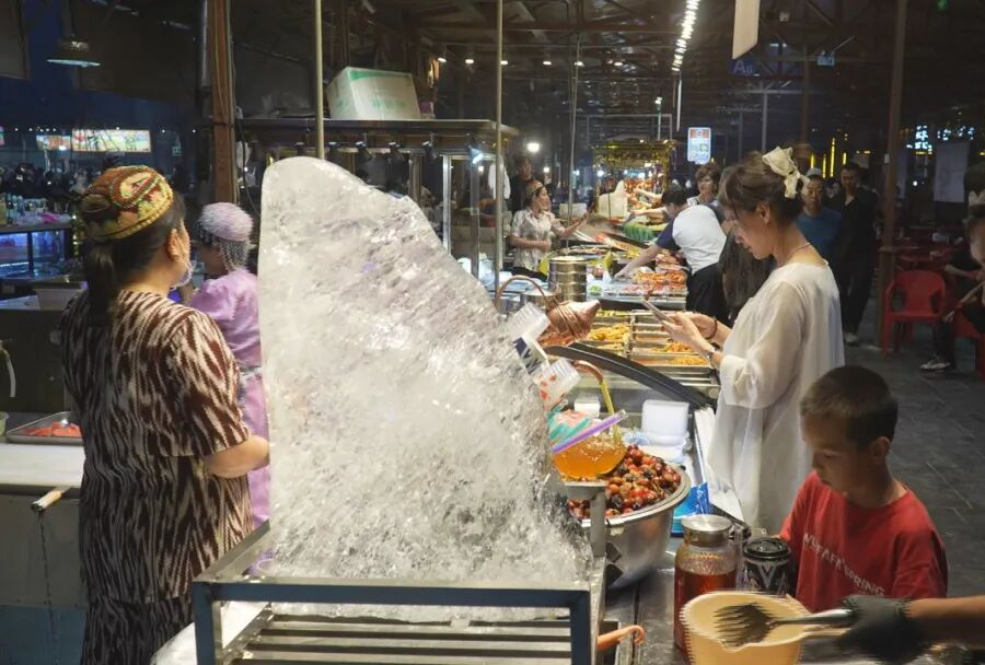 市民正在购买特色美食(刘兵兵 摄)