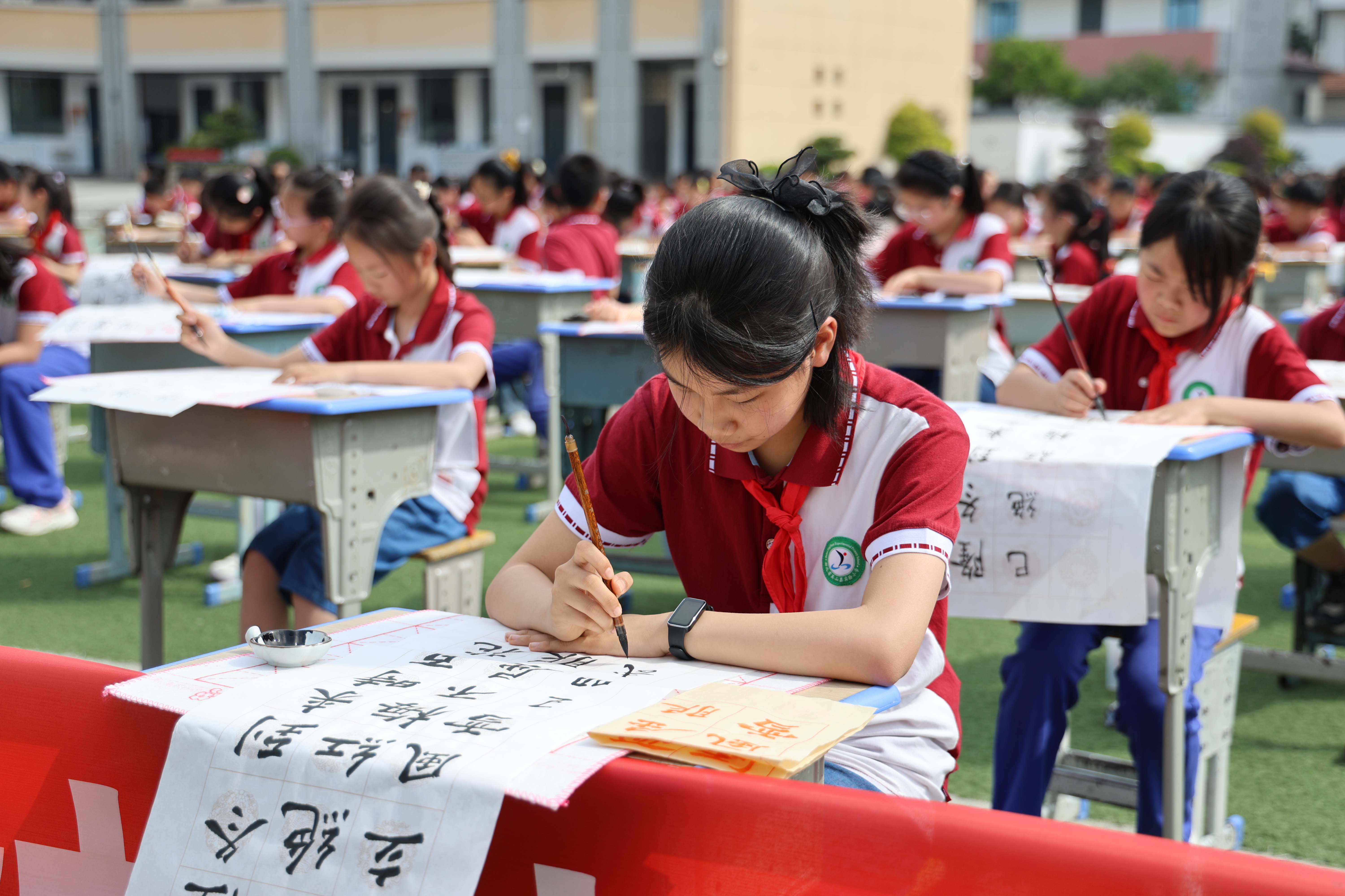 学生们端坐凝神,一丝不苟地伏案书写(王艳 摄)