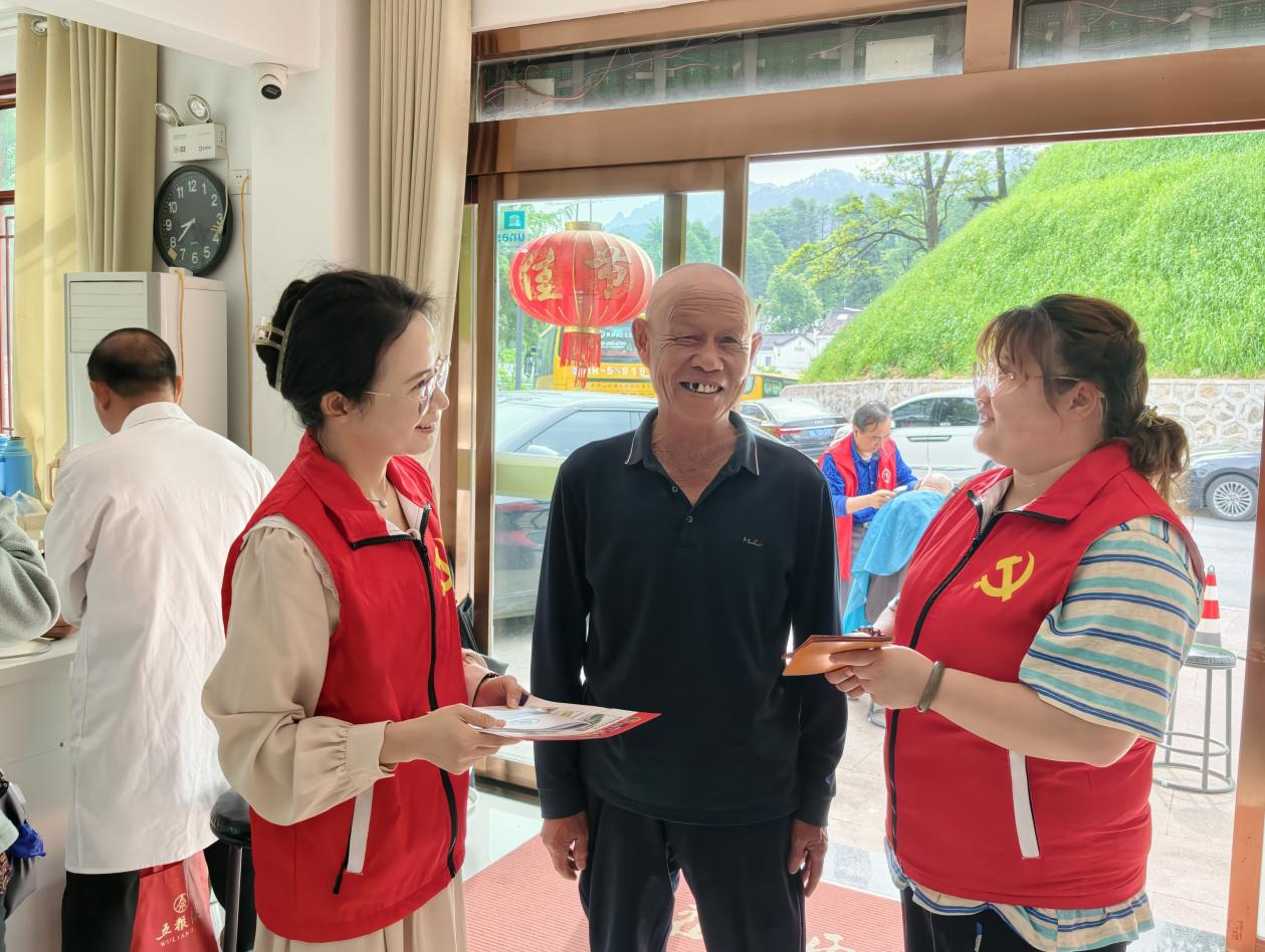 便民服务现场(万沛琪 摄)