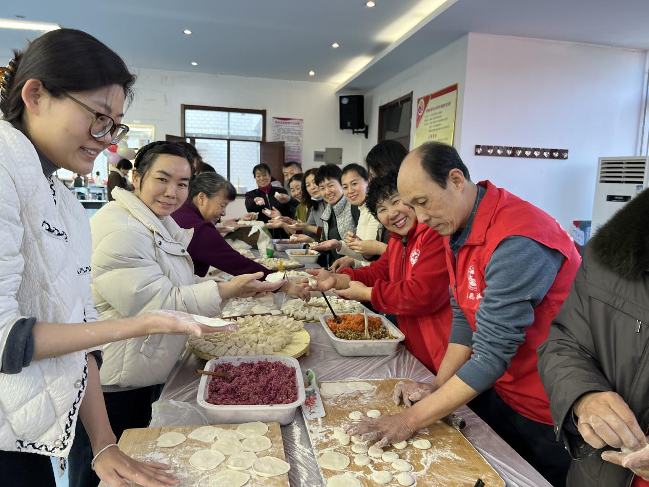 一家亲(杨青 摄)