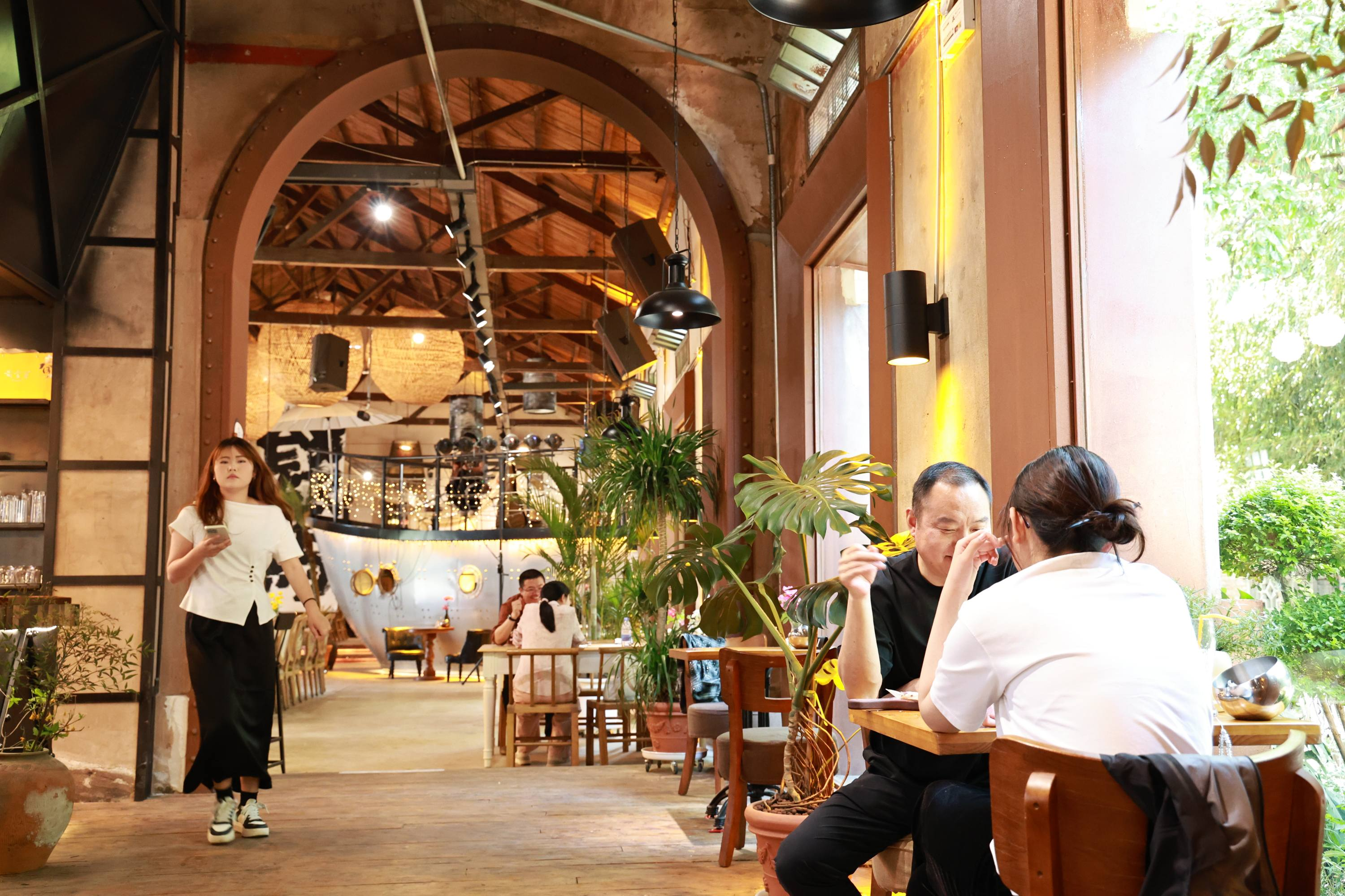 顾客在店内里用餐,静享惬意慢时光。(彭红玲 摄)