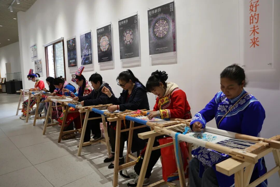 羌绣技能培训(何艳 摄)