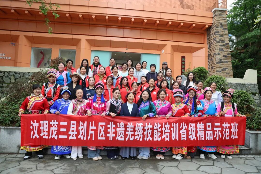 羌绣技能培训(何艳 摄)