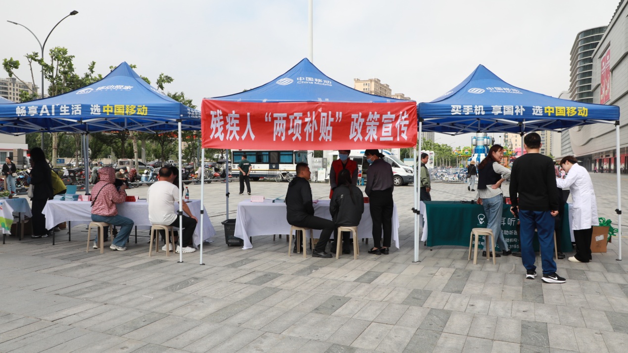 区民政局对残疾人“两项补贴”政策开展宣传 (张永喜 摄)