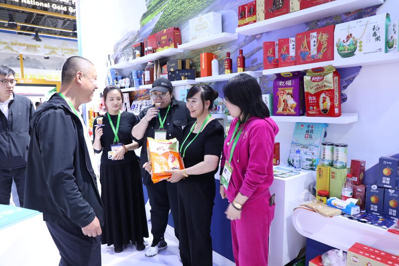鸡东县顺发米业副总经理王利萍向客商介绍产品(叶阔 摄)