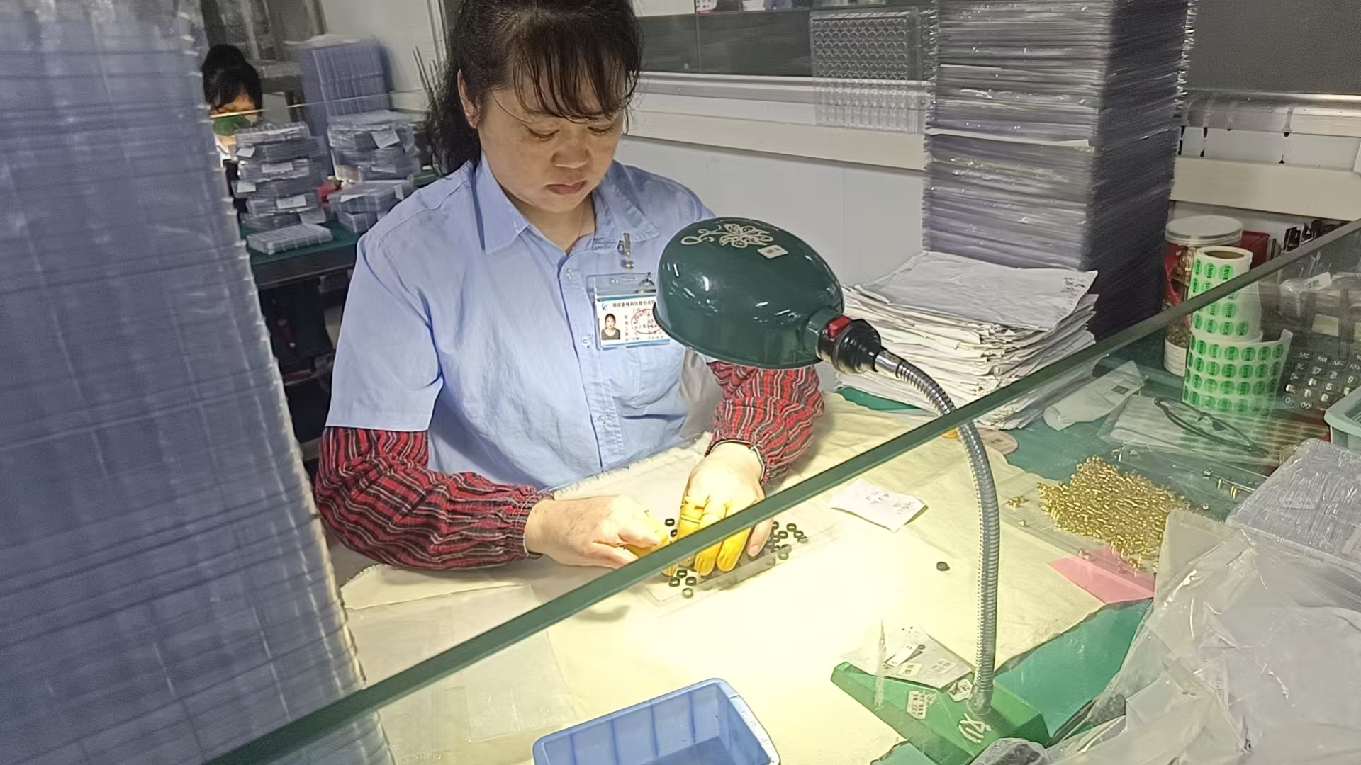 刘莉芬在福建新峰科技的车间里工作(陈玉师 摄)