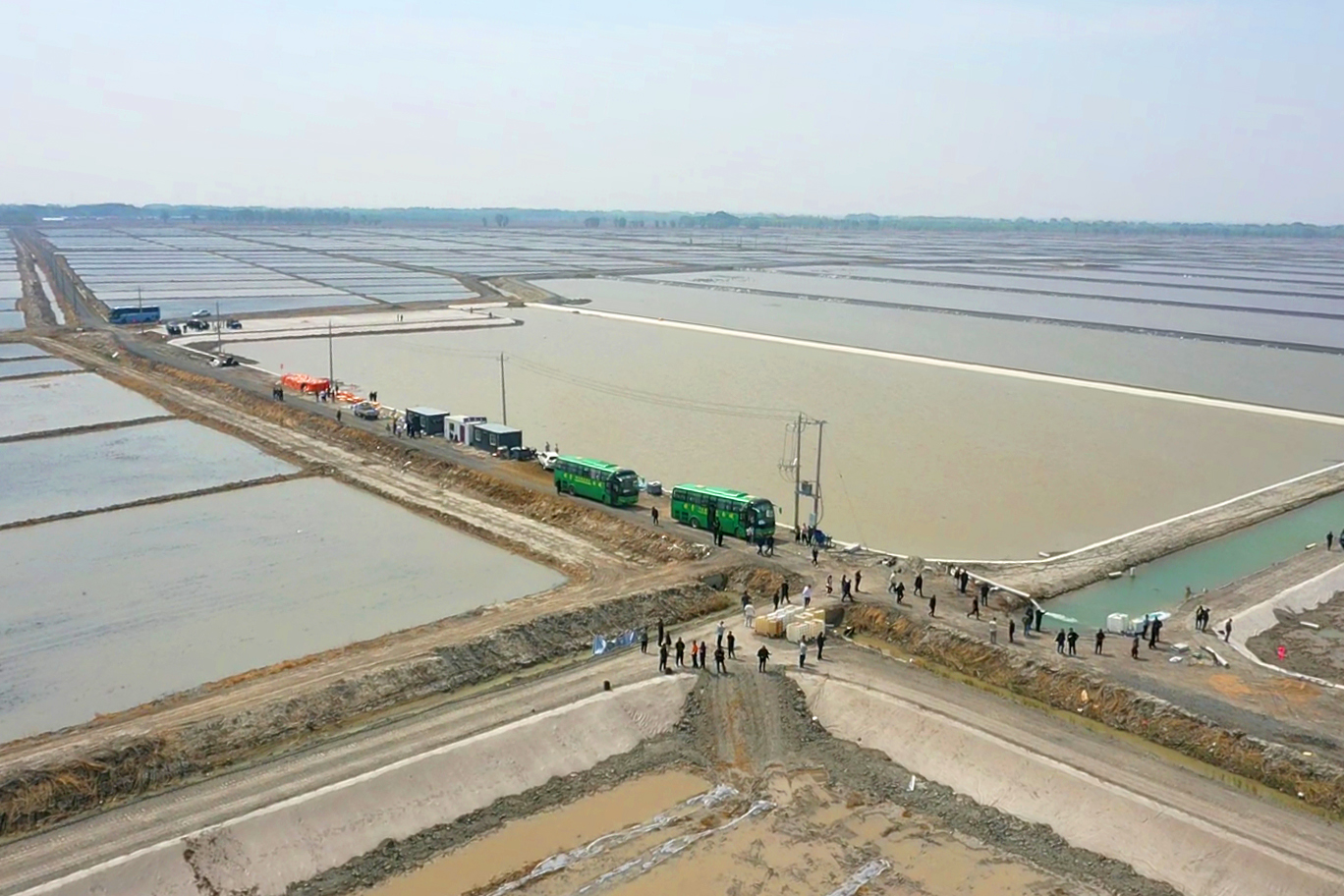 从业者走进养殖示范基地,实地观摩生态水产标准化养殖模式。(王凯 摄)
