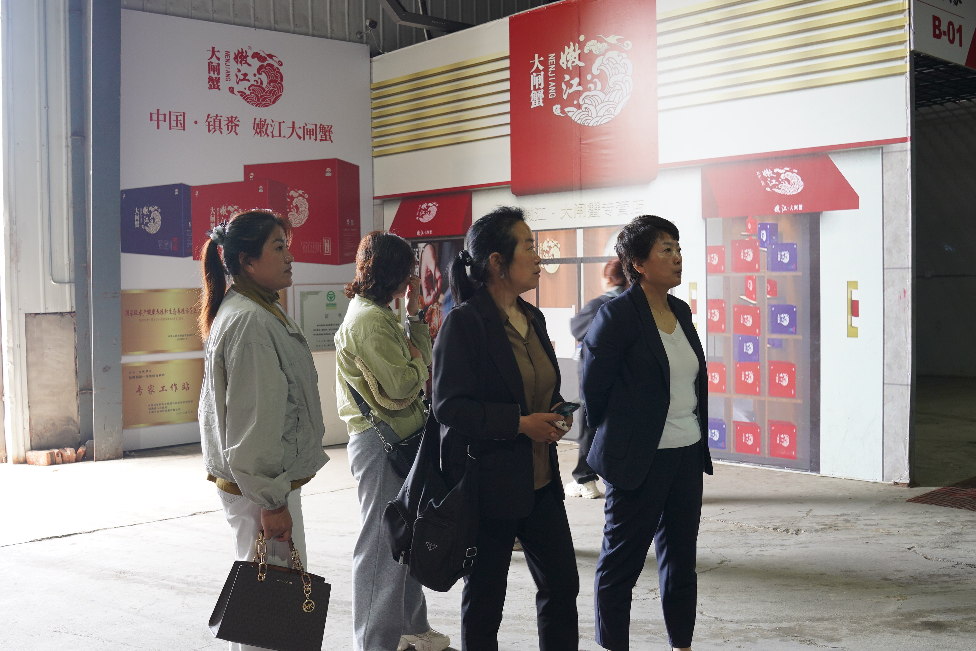 观摩团走进吉黑蒙水产品交易市场,考察水产集散交易全流程。(王凯 摄)