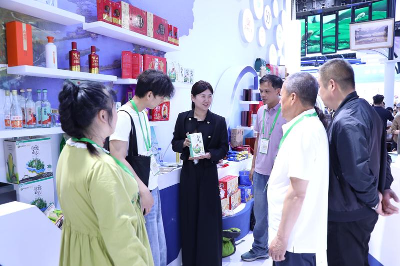 鸡东县宇明米业有限公司总经理姜春雨向客商介绍产品(叶阔 摄)