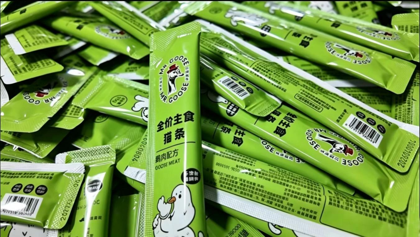 山东御宠食品科技有限公司鹅肉猫条 (谭树强 摄)