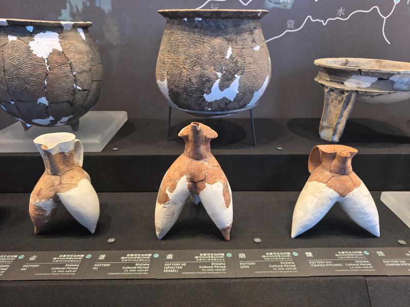石家河遗址出土的陶器(余惠玲 摄)