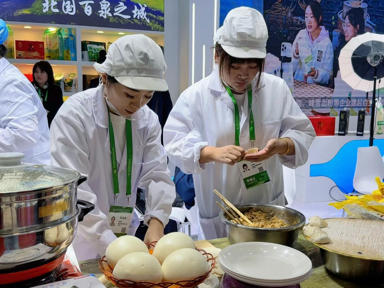 现场制作品鉴 (姚杨 摄)