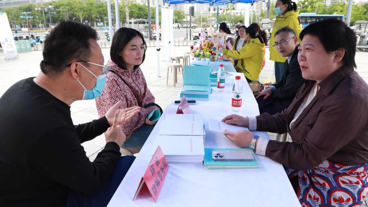 法律人员给市民讲解一些相关知识(张永喜 摄)