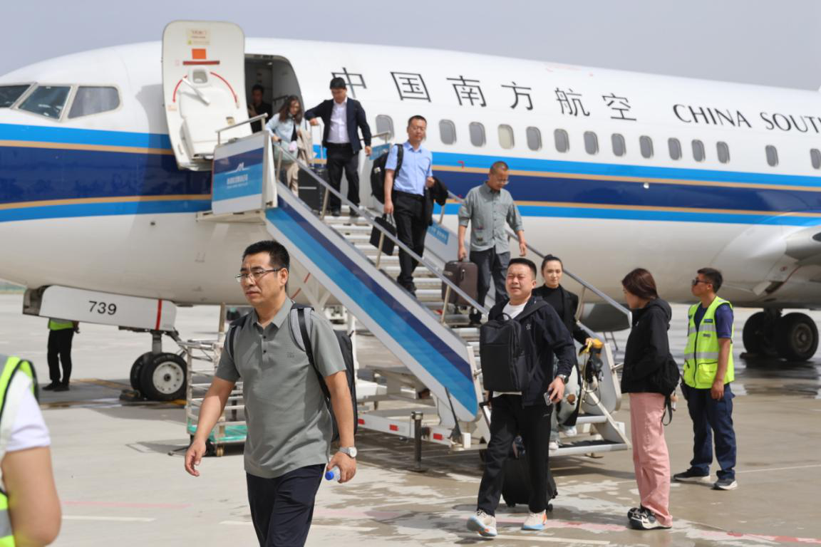 乘客走下飞机 (克德尔娅·艾买提 摄)