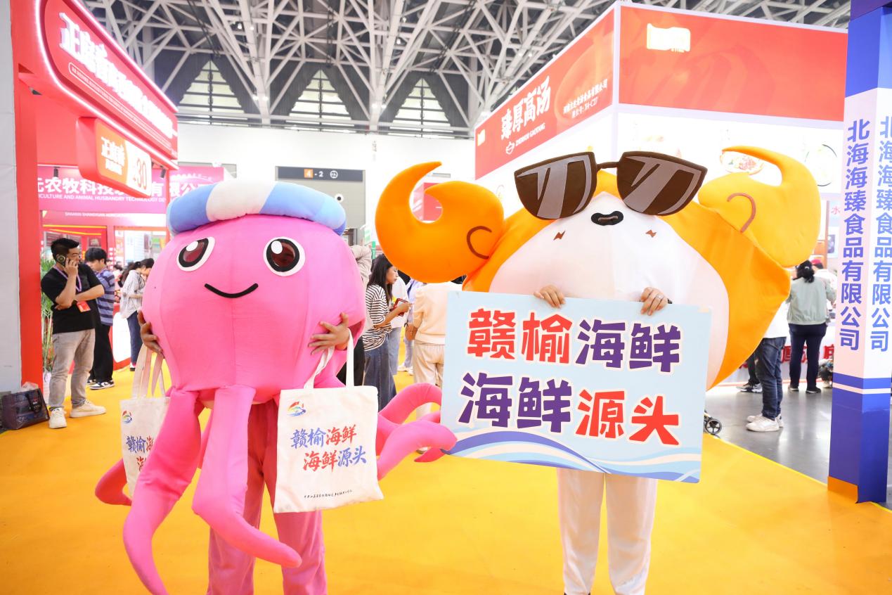 “赣榆海鲜”吉祥物亮相展会(张南宁 摄)