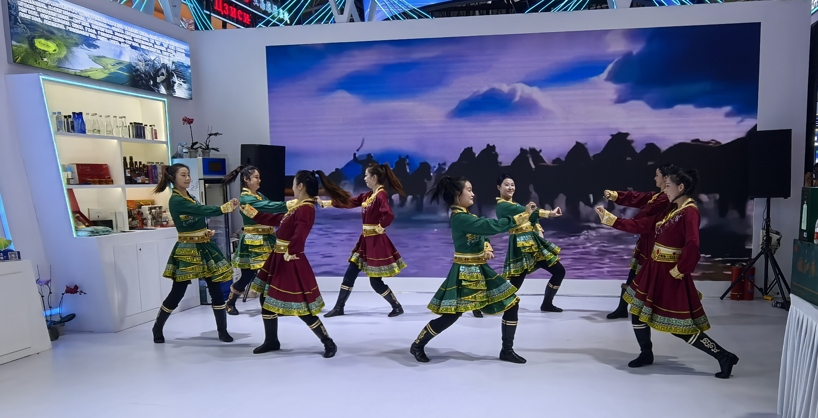 活动现场舞蹈表演(刘尧 摄)