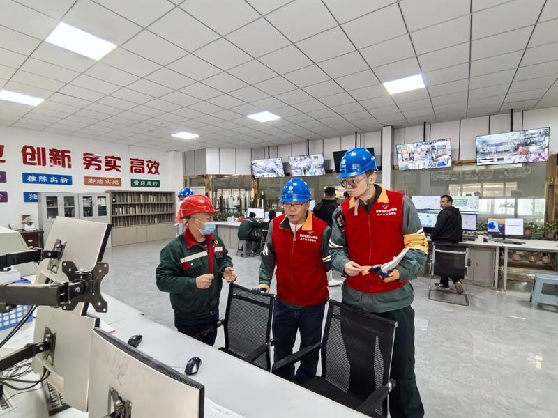 供电人员在新疆佳林万家木业有限公司企业中心控制室了解企业负荷生产情况(莫正军 摄)