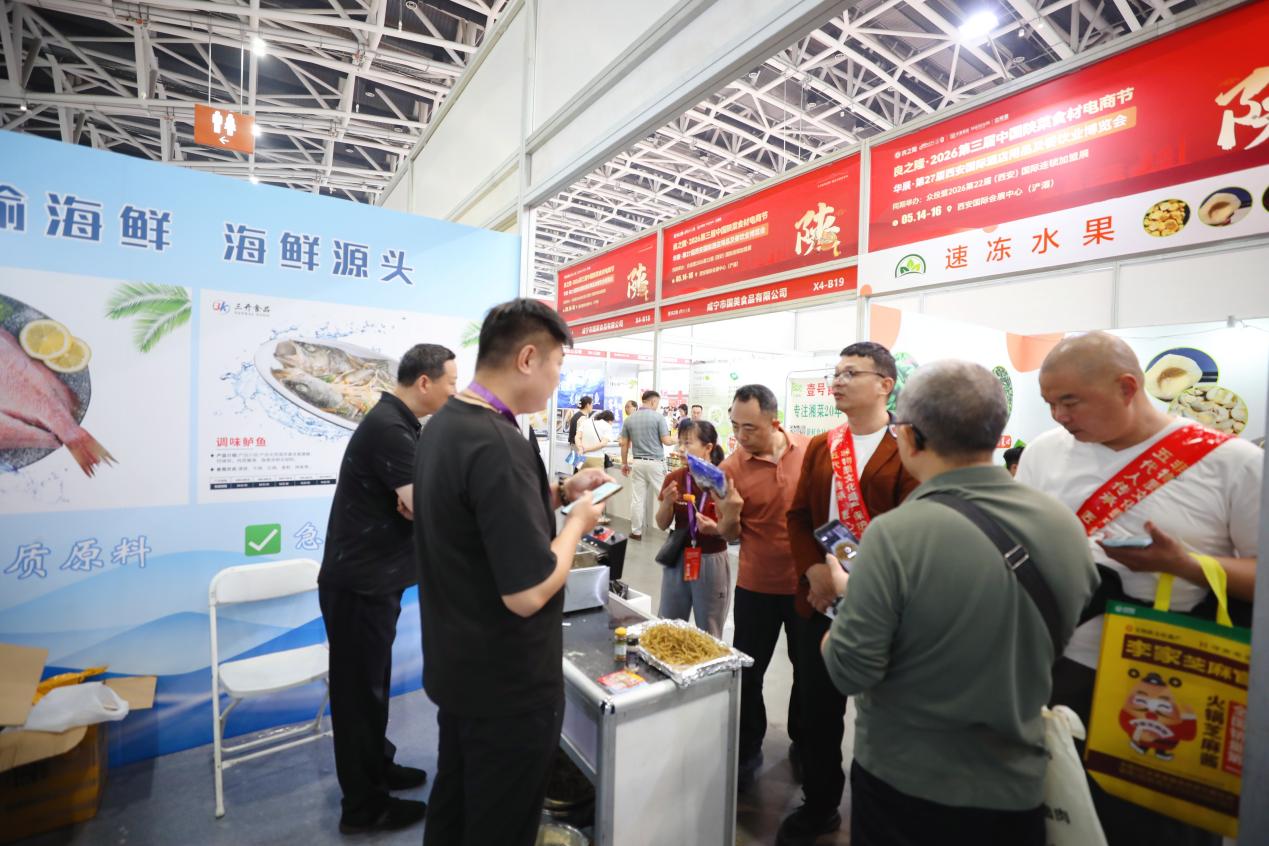 展会上采购商、市民询问海鲜。(张南宁 摄)