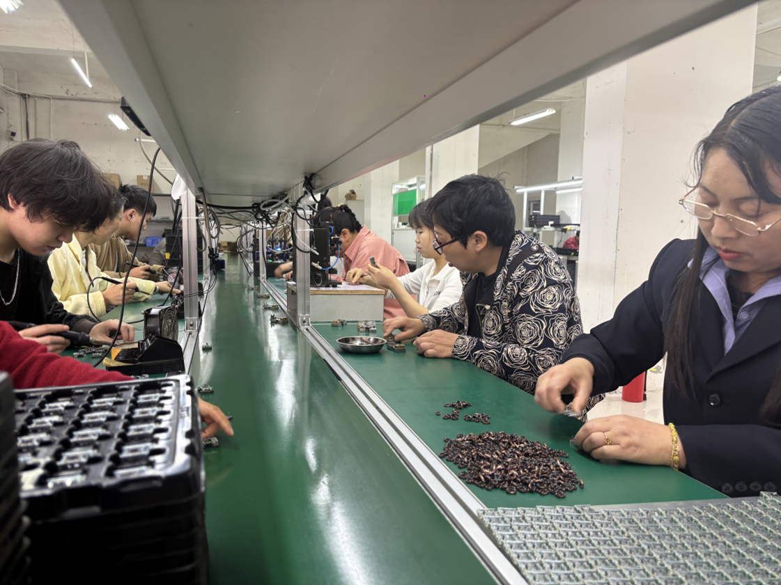 车间内工人工作场景(周子茜 摄)