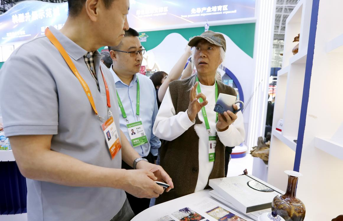 参展商现场介绍 (柏长海 摄)