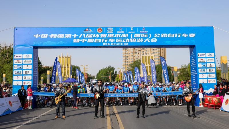 开幕式现场文体活动精彩纷呈 (于苏甫·艾尼 摄)