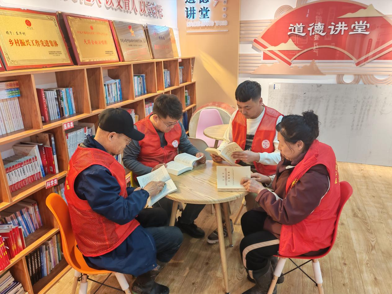 东华村农家书屋书香润心(王嘉慧 摄)