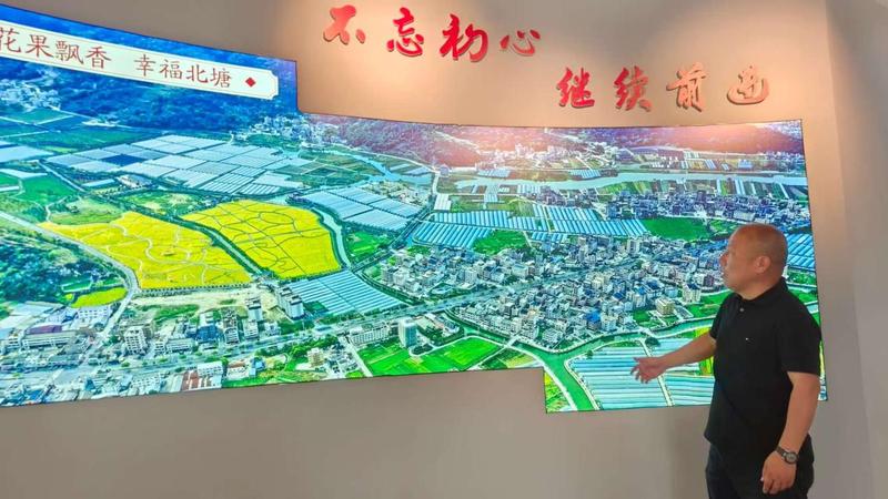 苏德生在介绍北塘村域发展情况(曾庆华 摄)