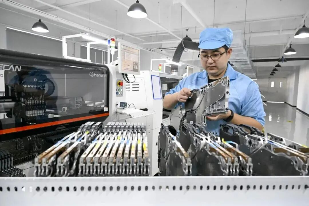 瑞控信技术人员对用于航天激光通讯领域的精密器材快反镜进行堆料(赵明 摄)