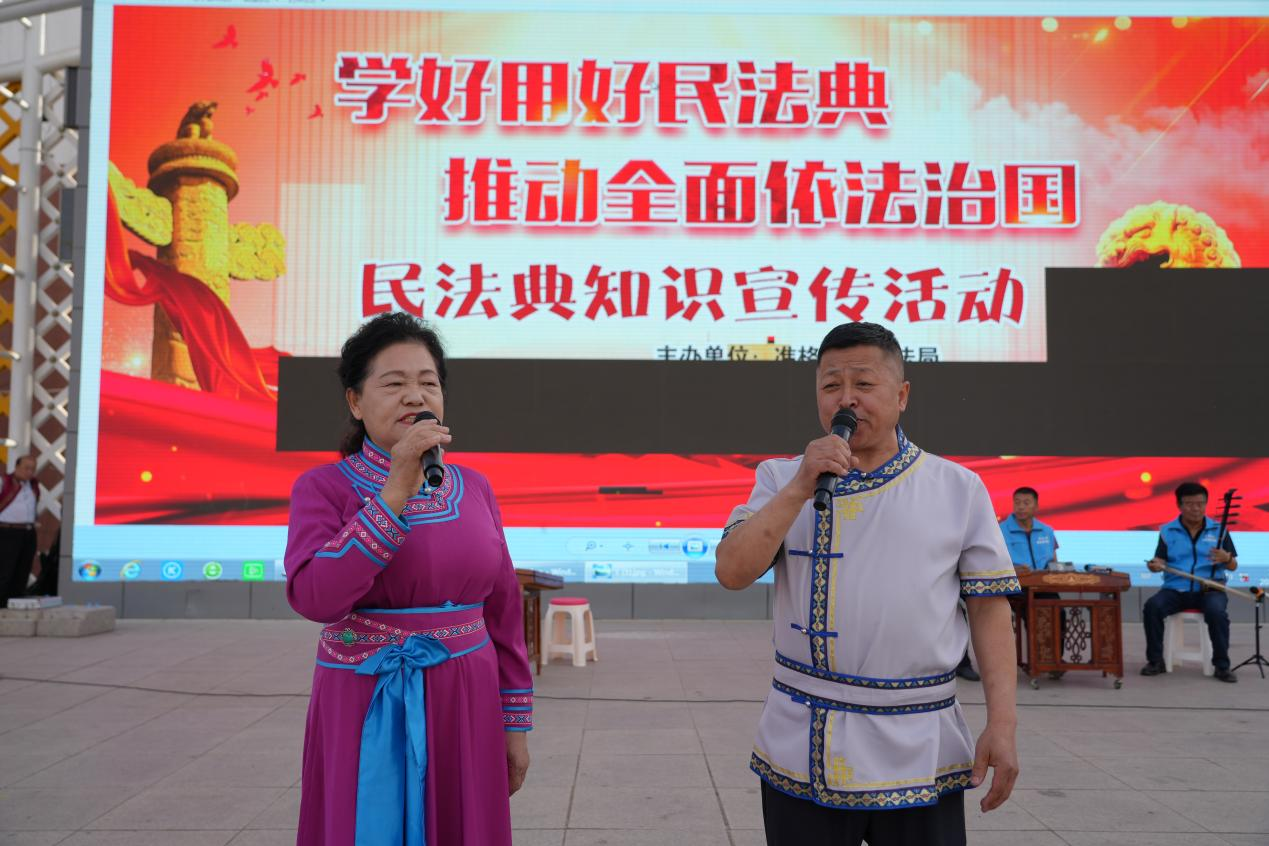 漫瀚调志愿者用悠扬婉转的漫瀚调,唱响原创普法曲目,让法律知识深入人心。(王丽曼 摄)
