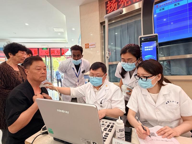 健康服务活动义诊现场 (杨崇猛 摄)