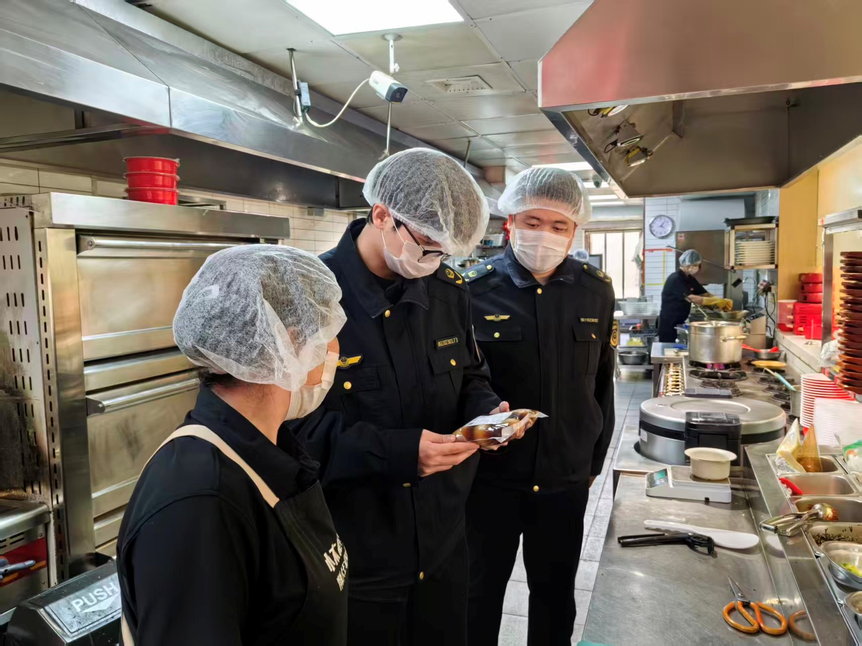 检查组到网络餐饮经营门店开展检查(郑志娟 摄)