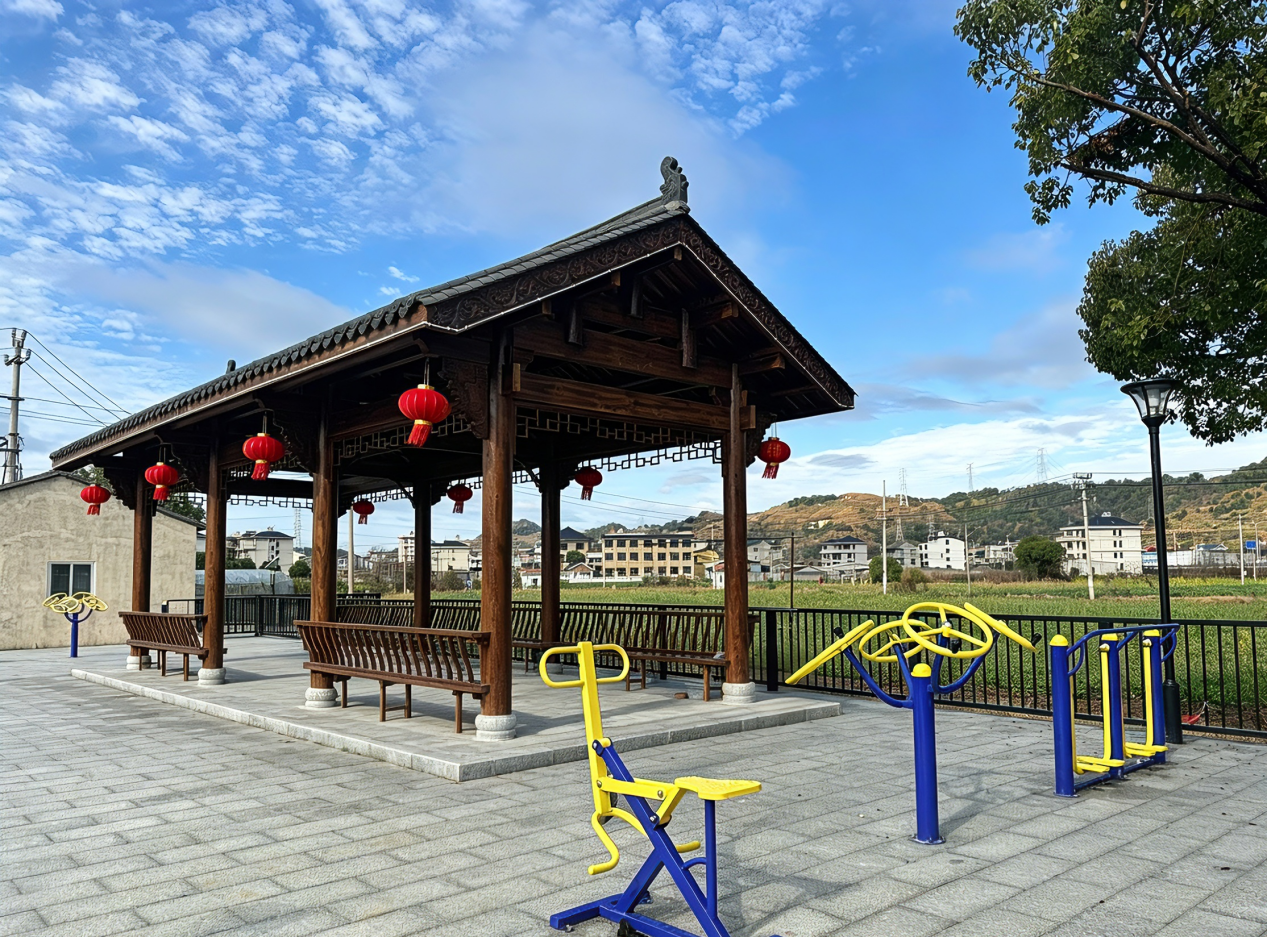 翻身村休闲场地 (卢剑 摄)