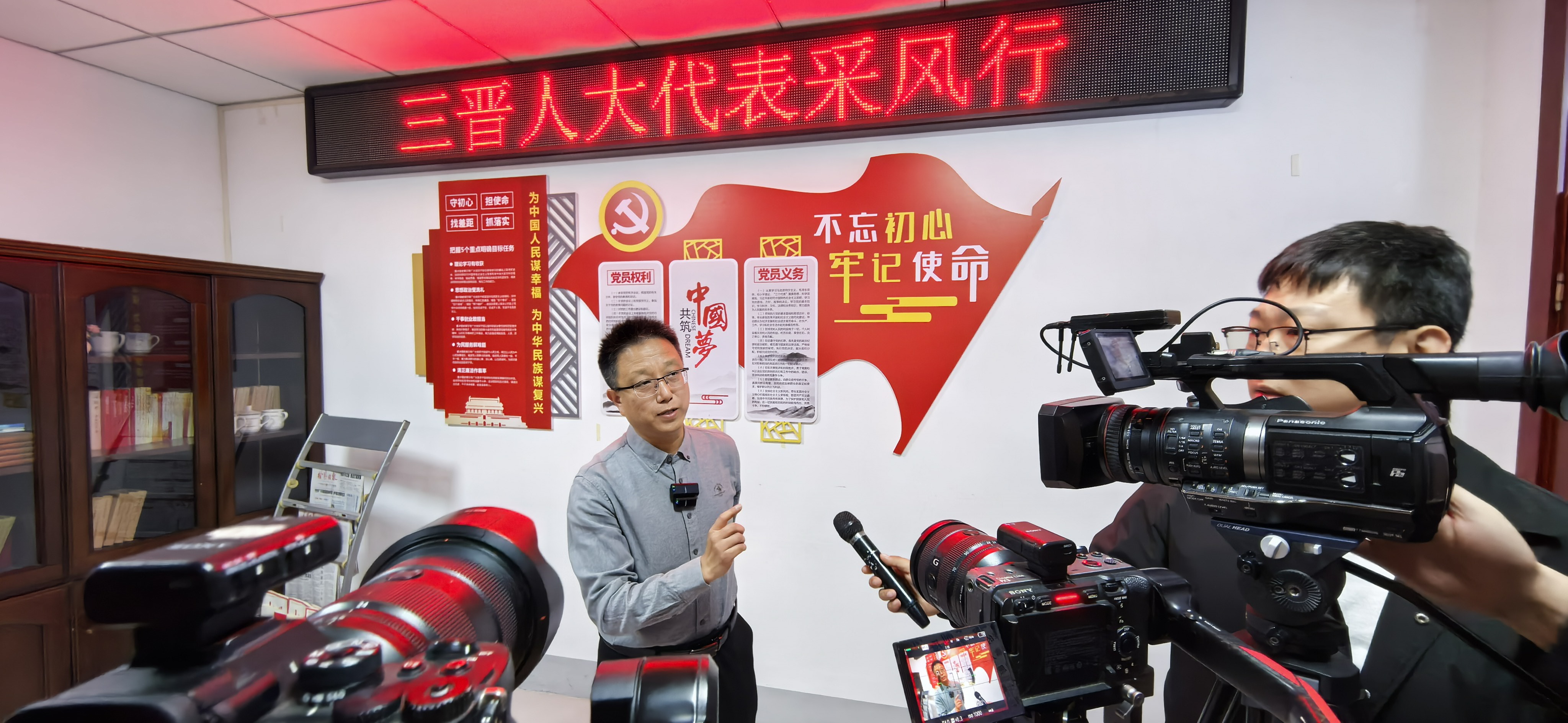 秦峰接受记者联合采访(席兆平 摄)