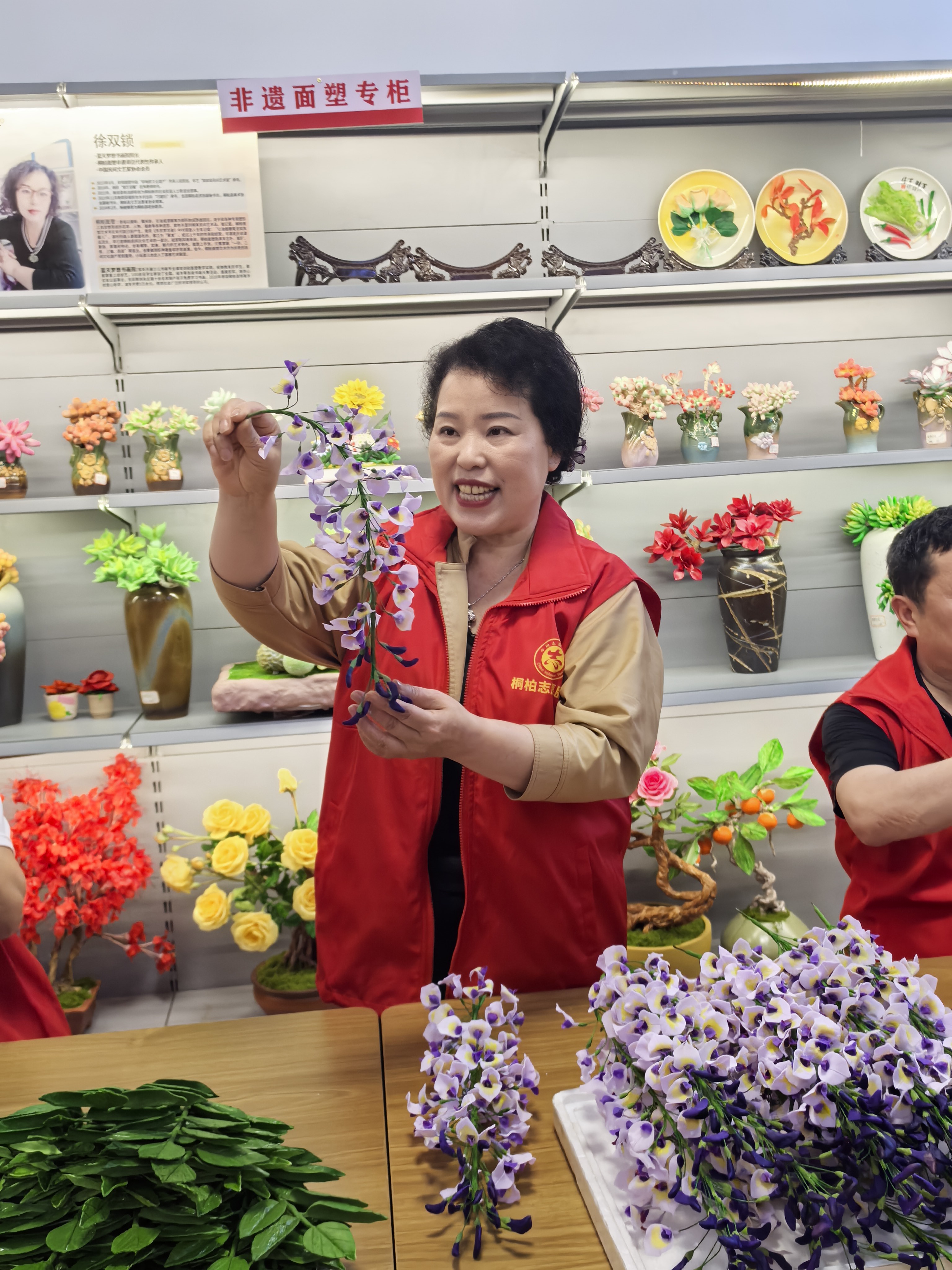 徐双锁向学员传授紫藤花面塑作品制作技术(杜福建 摄)