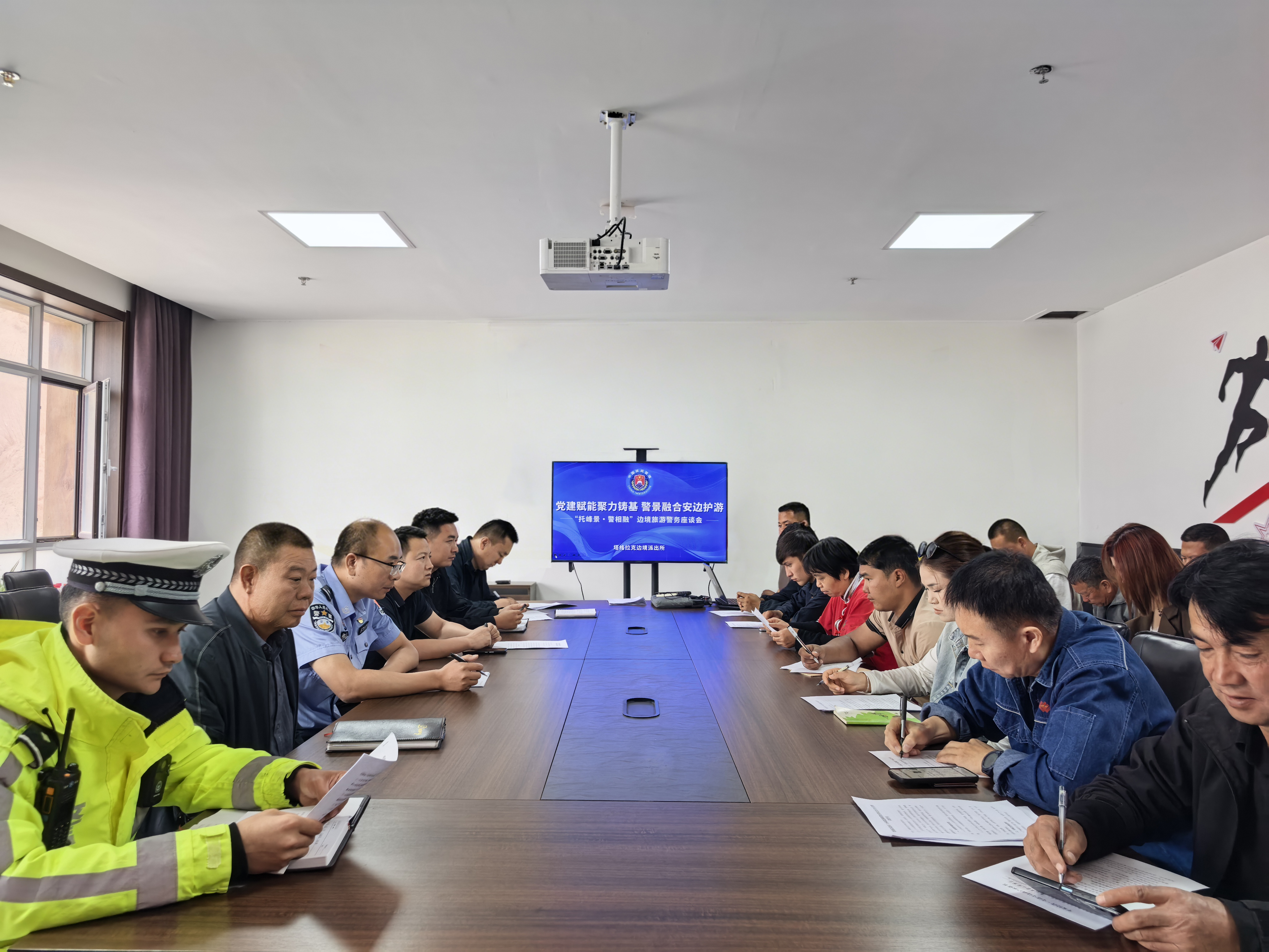 阿克苏边境管理支队塔格拉克边境派出所与辖区企业签订共建协议。(李世林 摄)