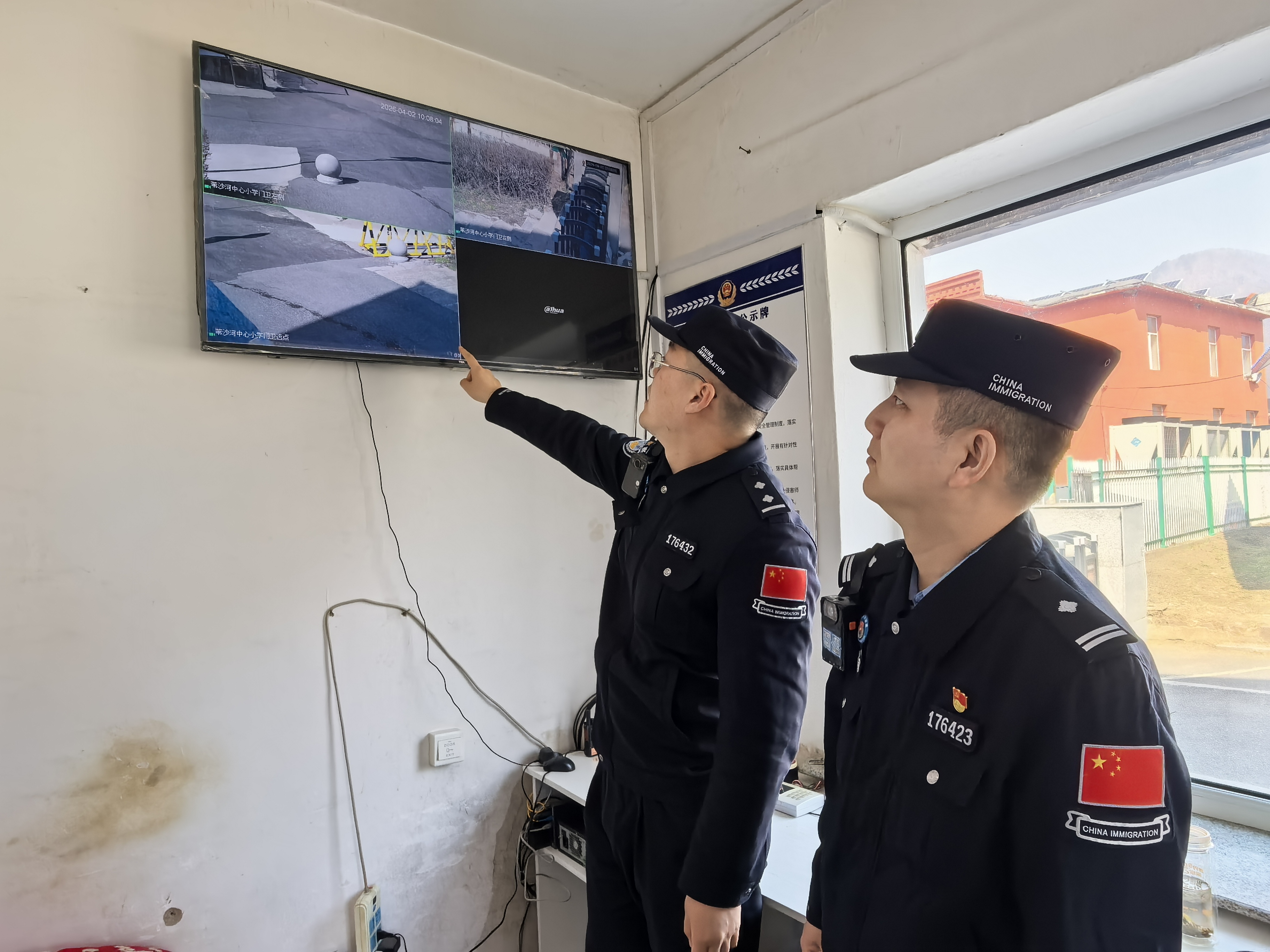 苇沙河边境派出所开展校园安全检查(杨振 摄)