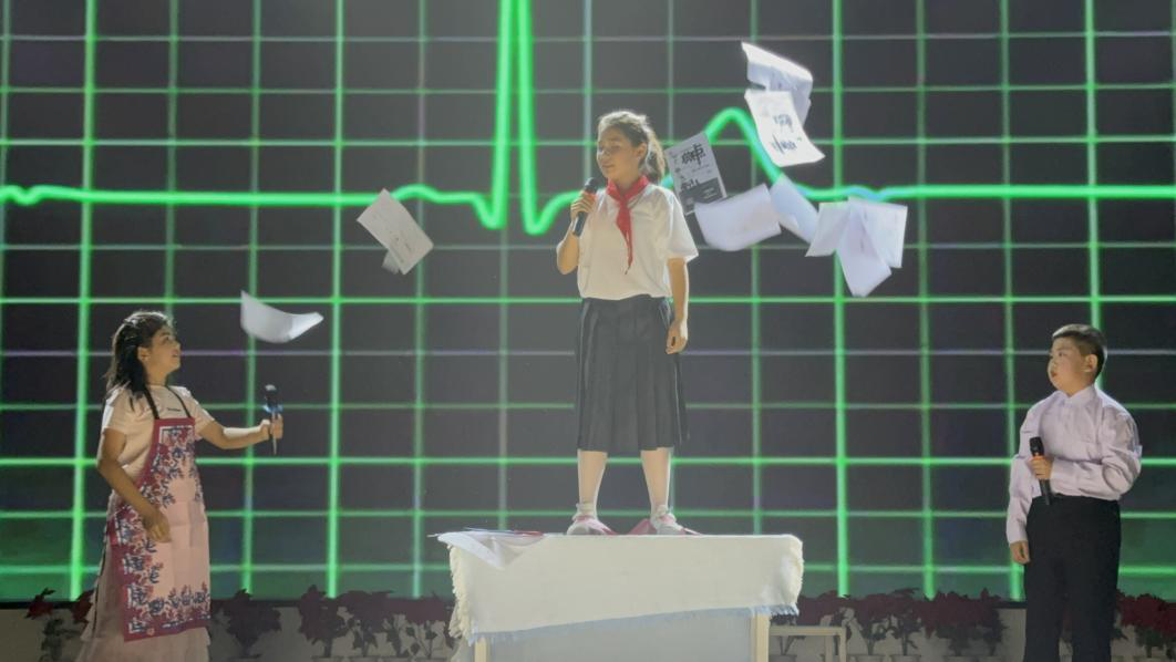 阿瓦提县中小学心理健康教育情景剧大赛现场(冶文静 摄)