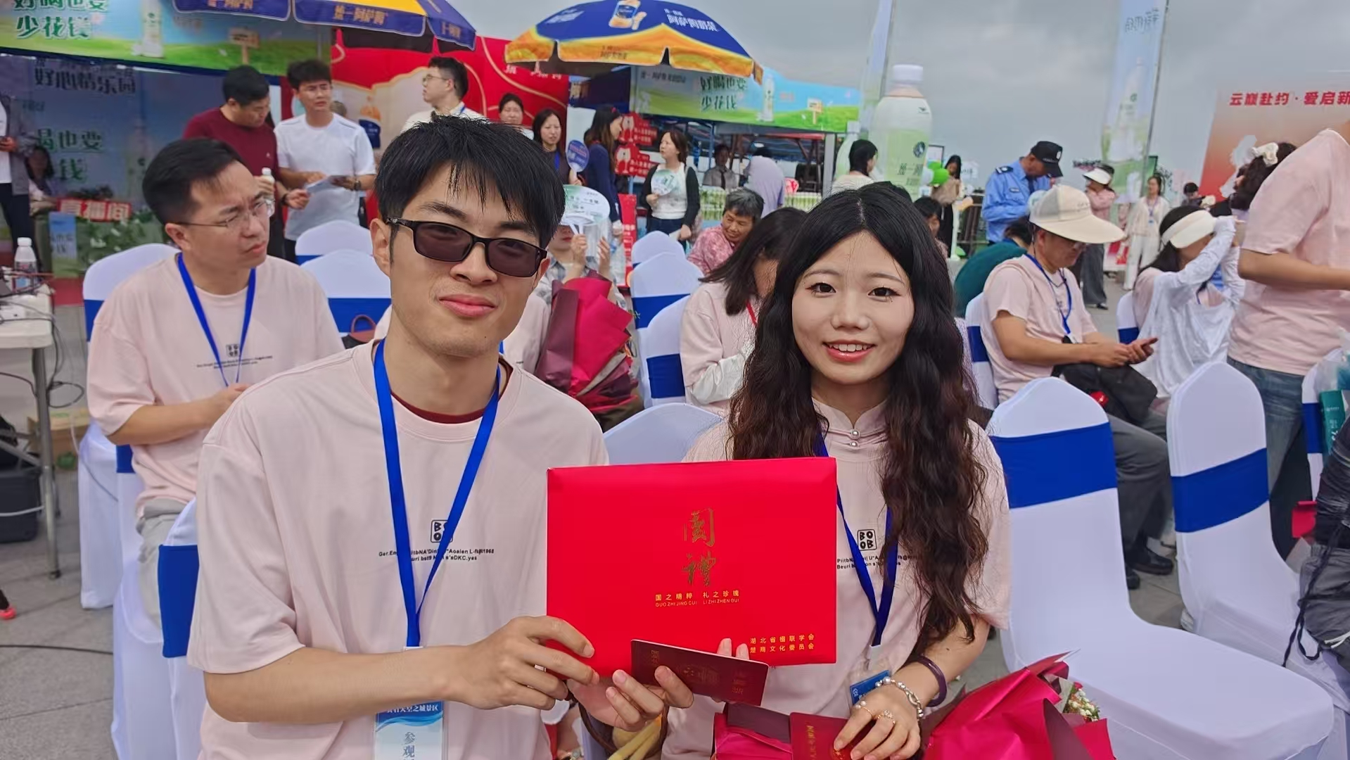 新婚领证青年夫妇获赠送专属喜联(马先加 摄)
