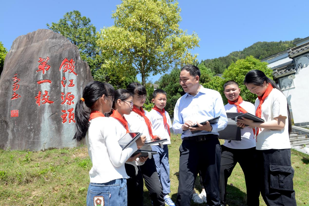 开化县齐溪镇中心学校师生在体验开放式数字课堂 (柯耘 摄)