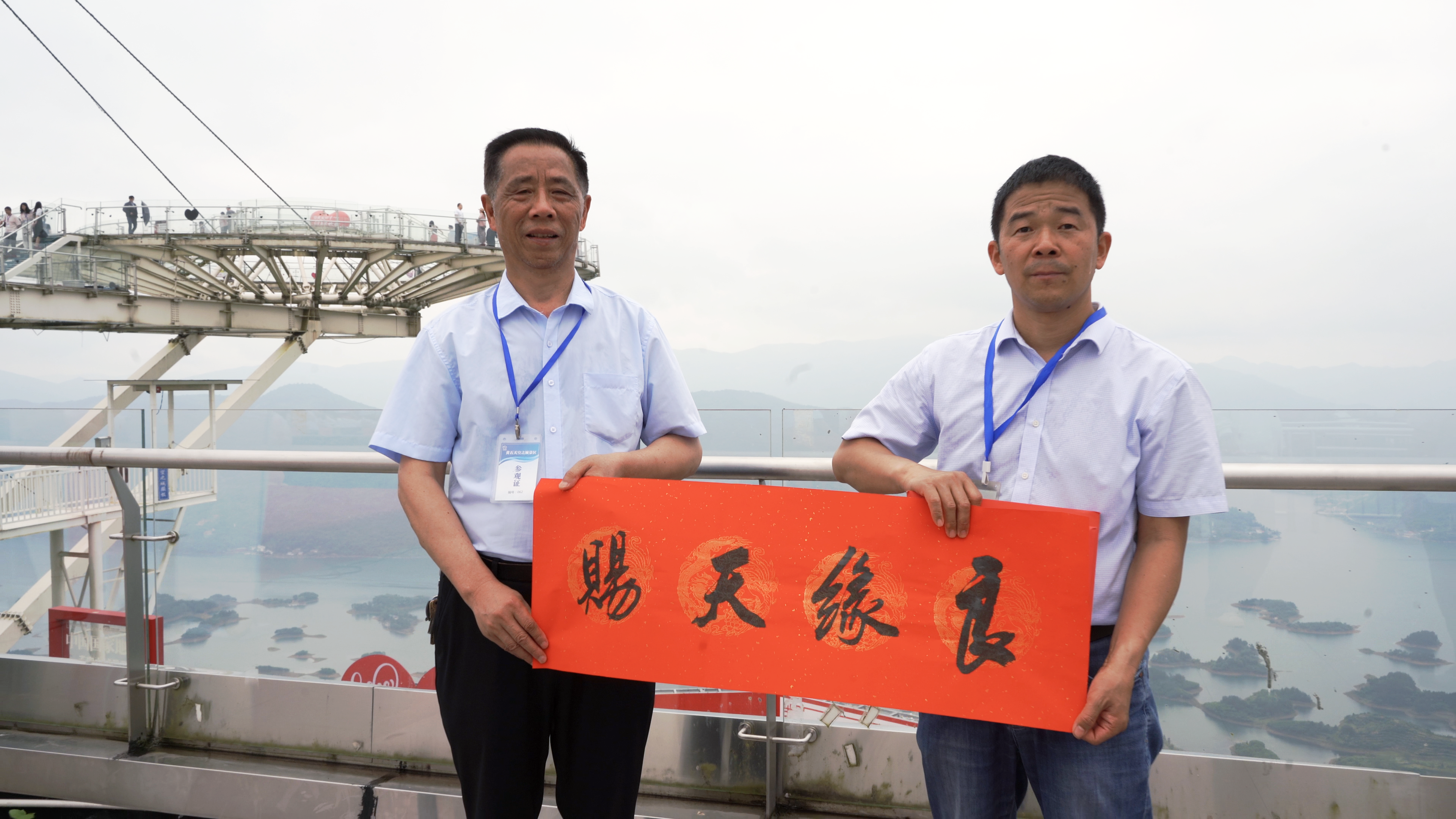 现场赠送楹联(马先加 摄)