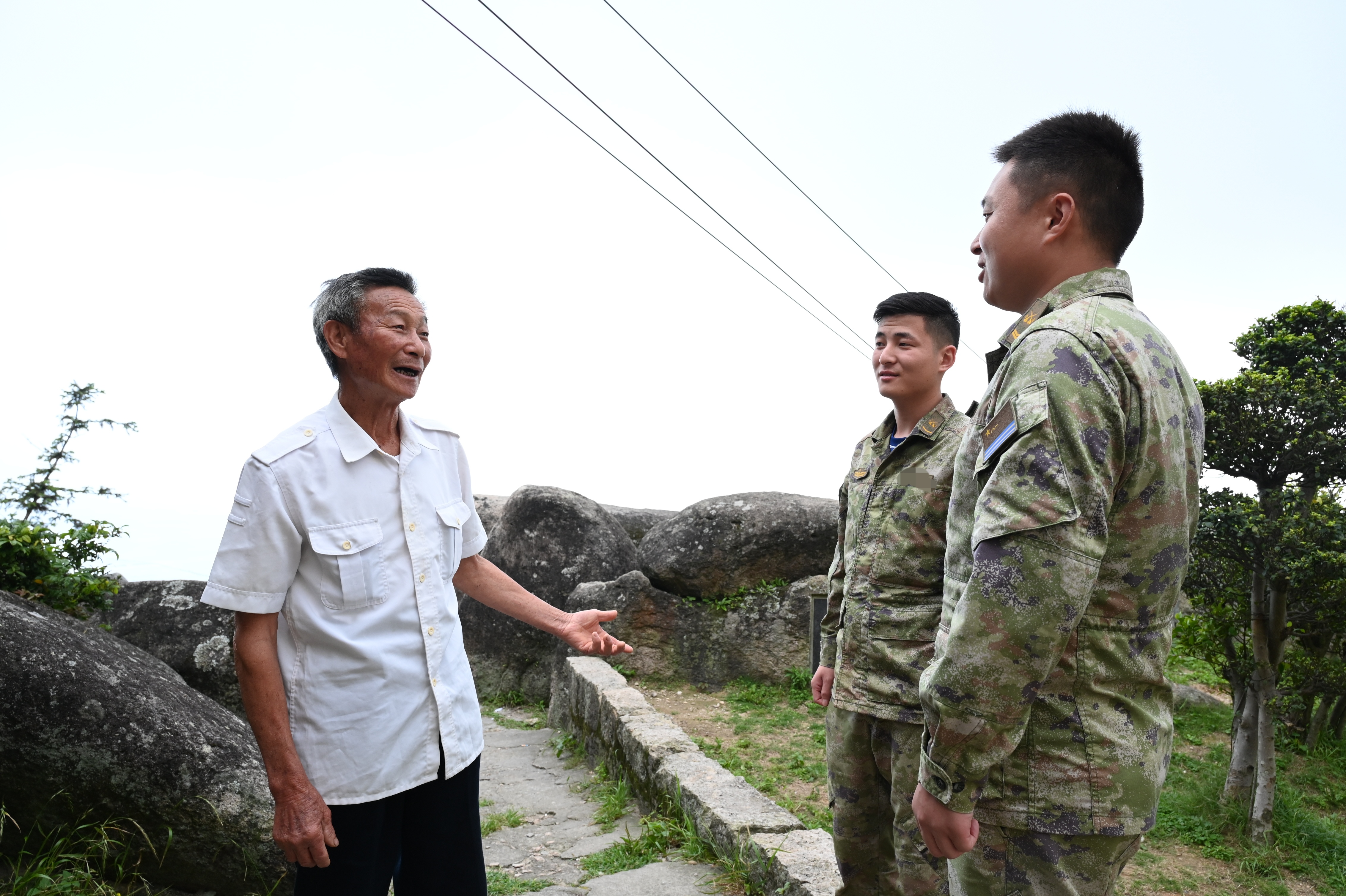 5月19日,李永地到哨所向战士汇报山路情况。(戴伟国 摄)