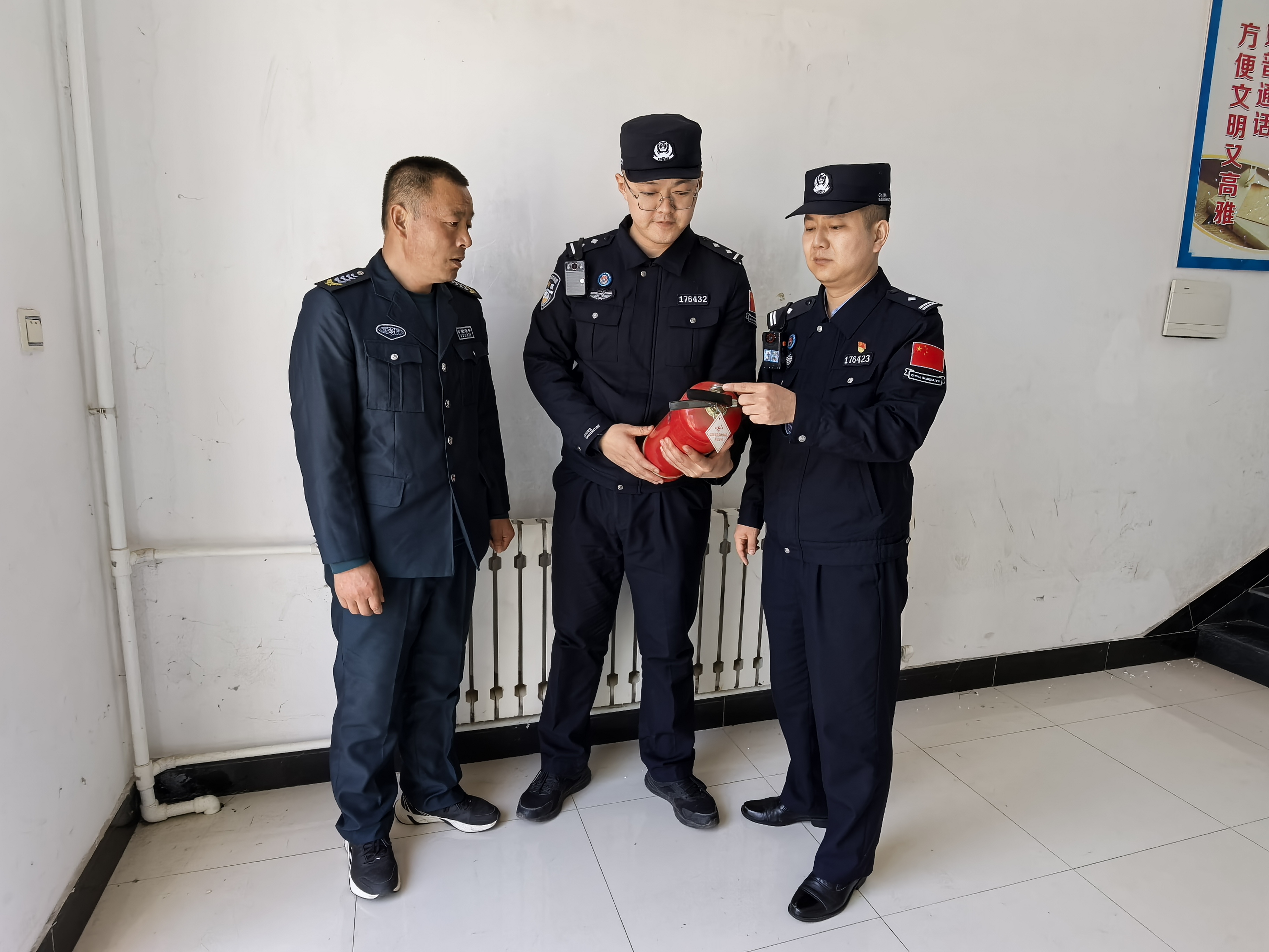 苇沙河边境派出所开展校园安全检查(杨振 摄)